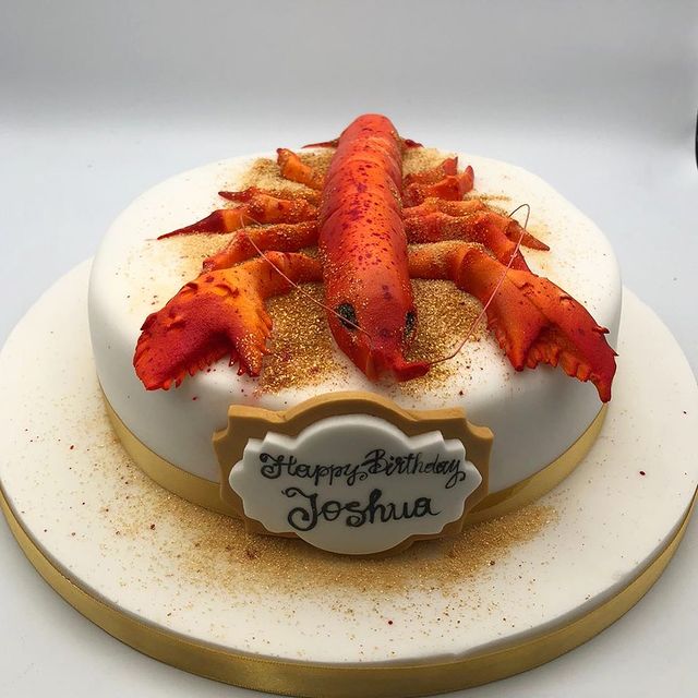 cakes_new's tweet photo. “You see, he’s her Lobster!”🦞❤️Any FRIENDS fans here?! #ifyouknowyouknow This cake has been super popular lately and can be found on our website! 👍 Apologies for the silence twitter - Happy New Year!  #snapthisup #lobstercake #newcakesberkshire #newcakes #nationwidedelivery https://t.co/ZDW6vBRC46