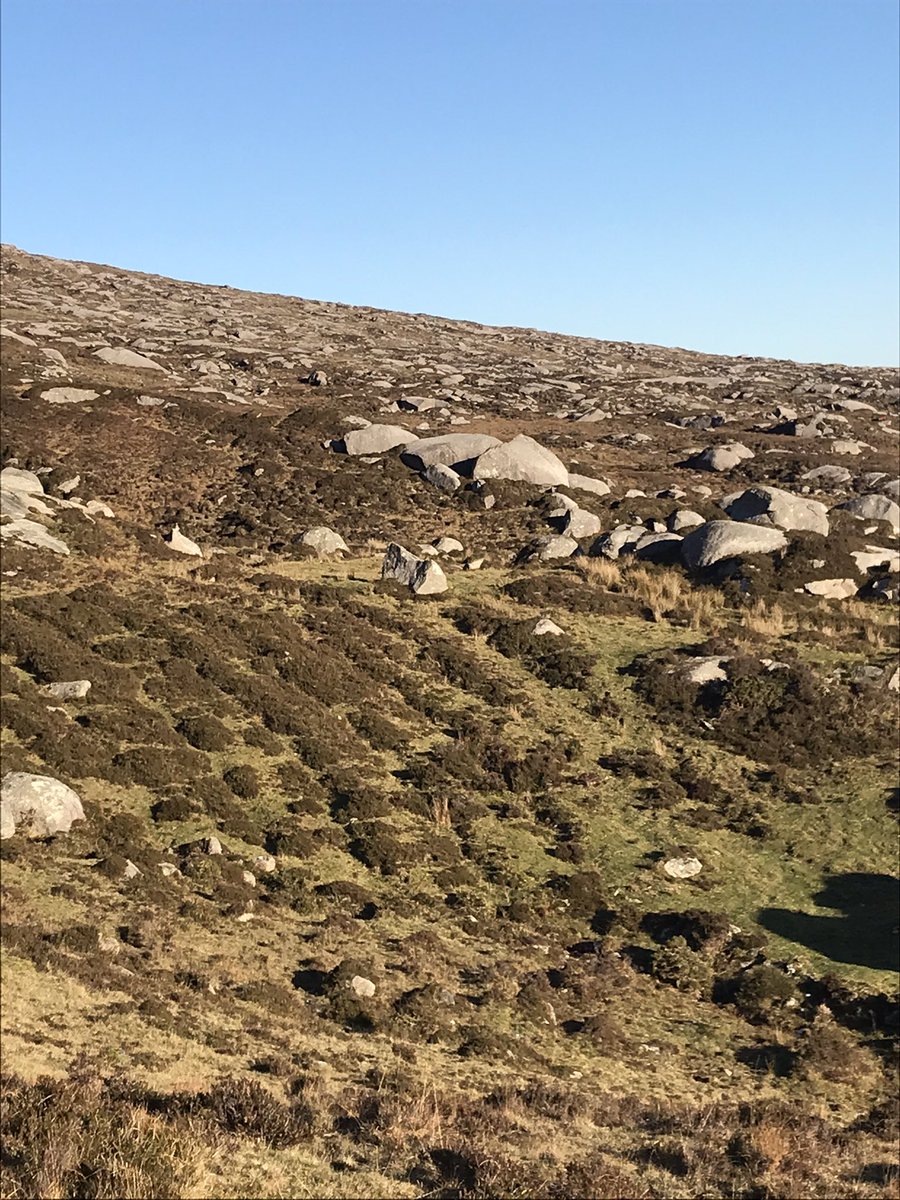 Garraí agus balla Pheadair thuas ar thaobh Chnoc Mordáin. Bhí sé ina chónaí ann roimh aimsir an droch shaoil de réir an tseanchais. Tá lorg na n-iomairí fataí le feiceáil go soiléir sa talamh fós, chomh maith le ballaí an tí. Go deas ceangal a dhéanamh leis an stair áitiúil