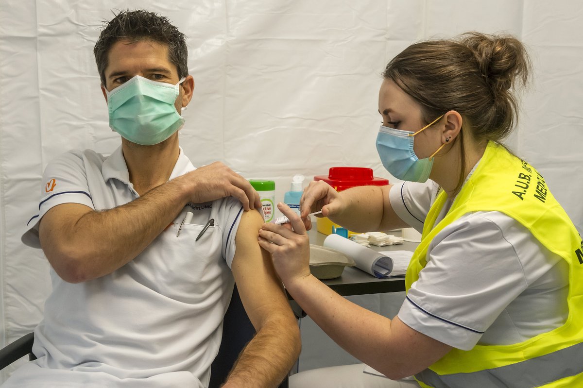 Op woensdag 6 januari om 10.30 uur is intensive care verpleegkundige Maurice Hoorens als eerste medewerker van het Maastricht UMC+ gevaccineerd tegen het coronavirus. Lees meer: bit.ly/2Xhj3do #vaccinatie #coronavirus #covid