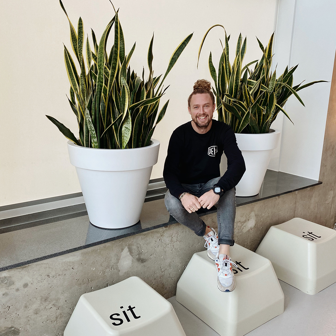 Maak kennis met Mark: onze nieuwe Grafisch Ontwerper / Webdesigner! Hier zal hij naast de offline creatie ook de online designs gaan verzorgen. Van creatieve uitingen als posters tot online projecten als websites.