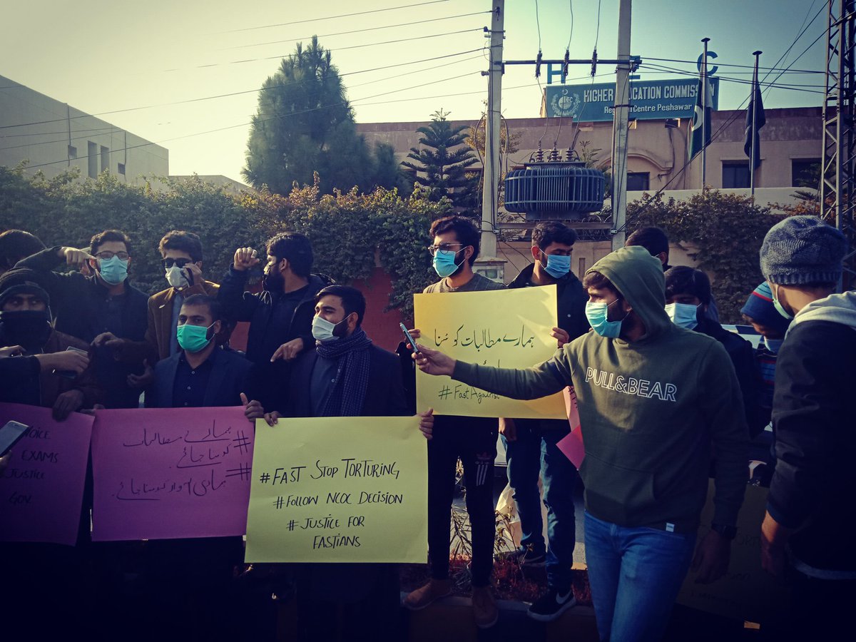 ArbabAbdulBasi3's tweet photo. Protest against #fastuniversity on campus exams in front of HEC.
#FastAgainstGOVT 
#FastStopTorturing 
#NoPapersHealthIsImportant 
@Shafqat_Mahmood 
@DrMuradPTI 
@ZakaWaqar https://t.co/4MTcllygUu