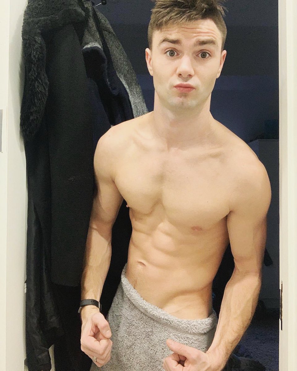 Ginboy9's tweet photo. Home workouts all I got at the moment let’s keep it up guys 👍👍🥺💪💪💪😊😊🙏 https://t.co/ovSCdEQVv0