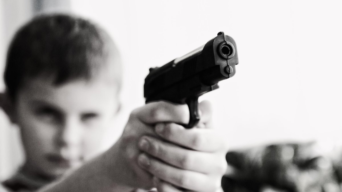 DigIntrigue's tweet photo. Nearly 1,300 children younger than 18 years of age die from shootings every year. It is estimated that there are more than 22 million children living in homes with guns. Most of the victims of unintentional shootings are boys.
#Facts #BlackLivesMatter https://t.co/xZNyyAISTS