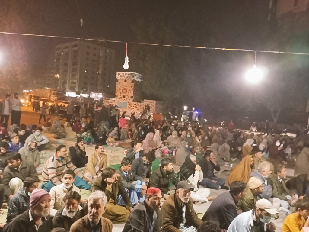 TufailAlix's tweet photo. Hazara Shia community sit-in protest at Johar kamran chowrangi  against Macch massacre.
#WhereisState
#HazaraLivesMatter
#hazaragenocide https://t.co/whixUqCbec