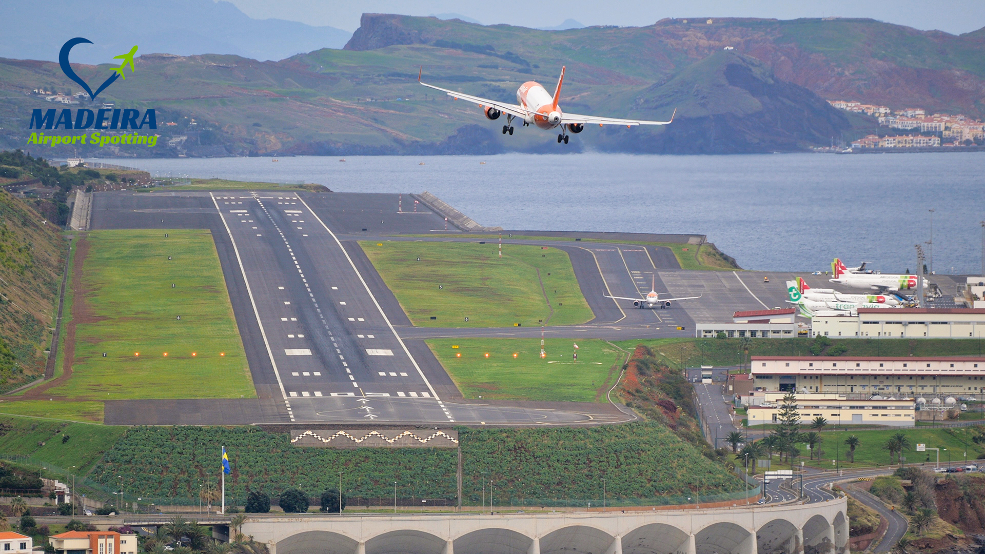 Madeira Airport Spotting Easyjet Airbus A3 On Final At Madeira Airport Inbound From Berlin Reg Oe Ivd Madeira Madeiraisland Airport Easyjet Airbus Airbusa3 A3 Runway Landing Aviation Avgeek Planes Pilot Crew