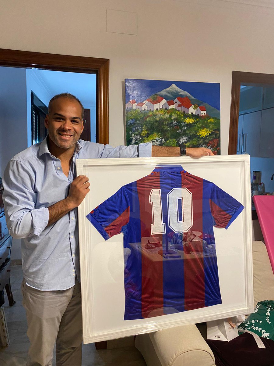 PabloPintinho's tweet photo. ¡Qué emoción! Llevo toda la vida pidiéndole a mi padre esta camiseta que cambió con Maradona en el primer partido de la 83-84 en la que ganó el Sevilla FC en el Sánchez-Pizjuán al Barcelona (3-1). Regalazo de Reyes👑 https://t.co/nYgLMCzNFd