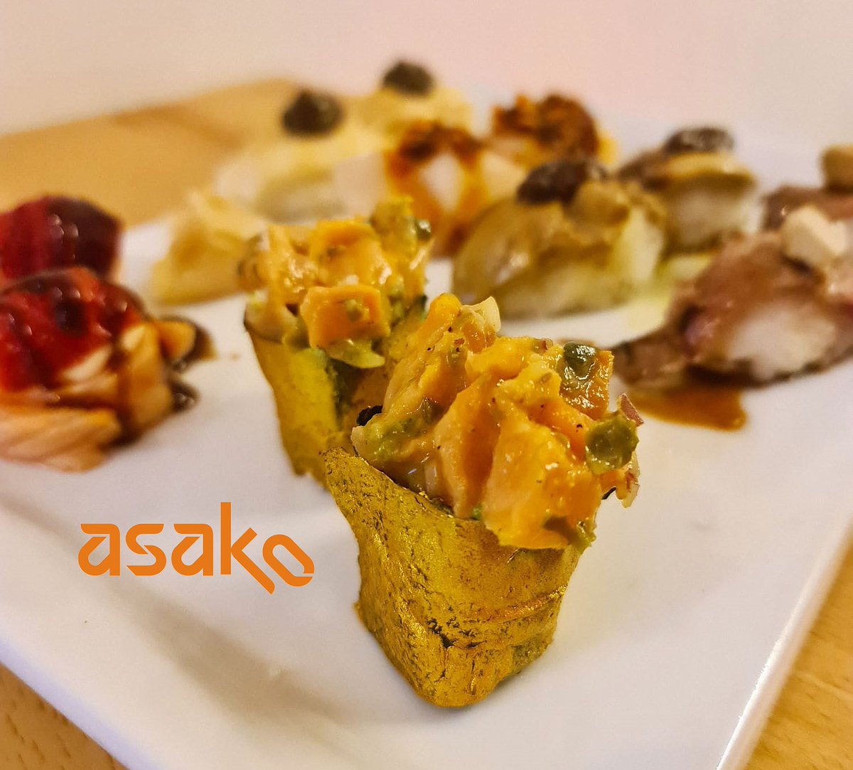En Asako  #Teatinos abrimos #local y #servicioadomiclio todos los días a mediodia y las noches de Jueves a Domingos
Gunkan de tartar de salmon al maracuyá, brillo de oro
#sushi #cocinafusion #sugerencia #delivery #takeaway #sushilovers #SushiAdictos  #sushidelivery #Asakofeelfood