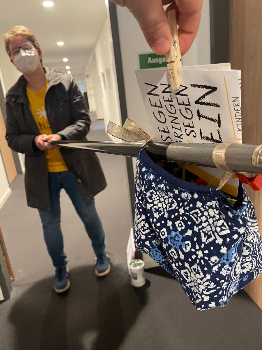 Oekumene_KKRM's tweet photo. Gerade war die katholische Kollegin mit dem #Sternsinger-Segen da & hat ökumenische Grüße ins #KiZE gebracht!
Digitalen Besuch von @sternsinger_de gibt‘s hier:
▶️ https://t.co/SrlzNBuObc
Das Thema beschäftigt uns auch in der #Fleischindustrie
➡️ https://t.co/ZRaiMPnMzX
#Ukraine🇺🇦 https://t.co/uJygnDXUmx