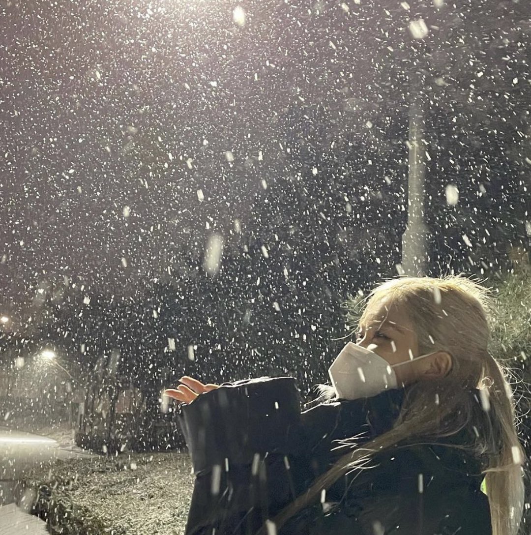 rosé pics tweet media