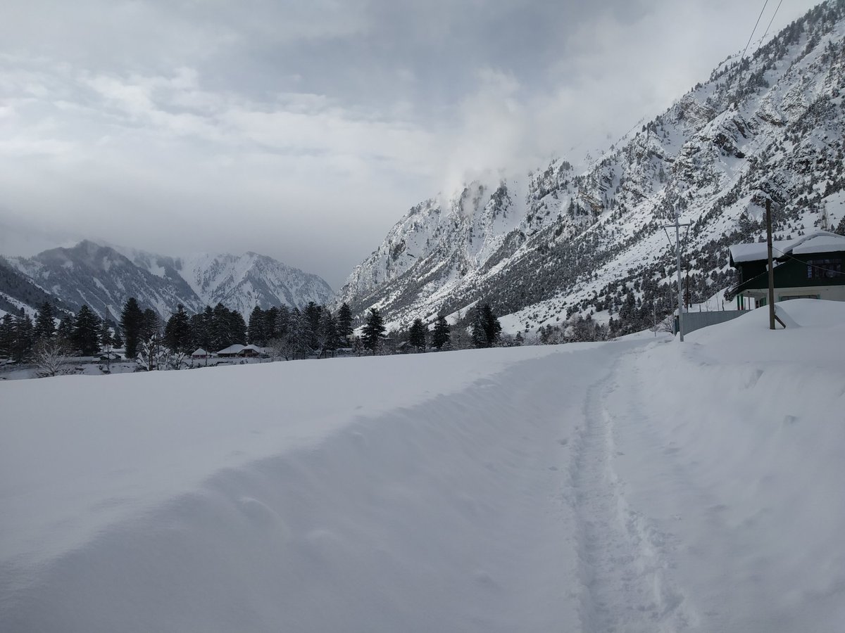 taj_mohiuddin's tweet photo. Heavy snow fall
#gurez https://t.co/Skb9TWYPMY