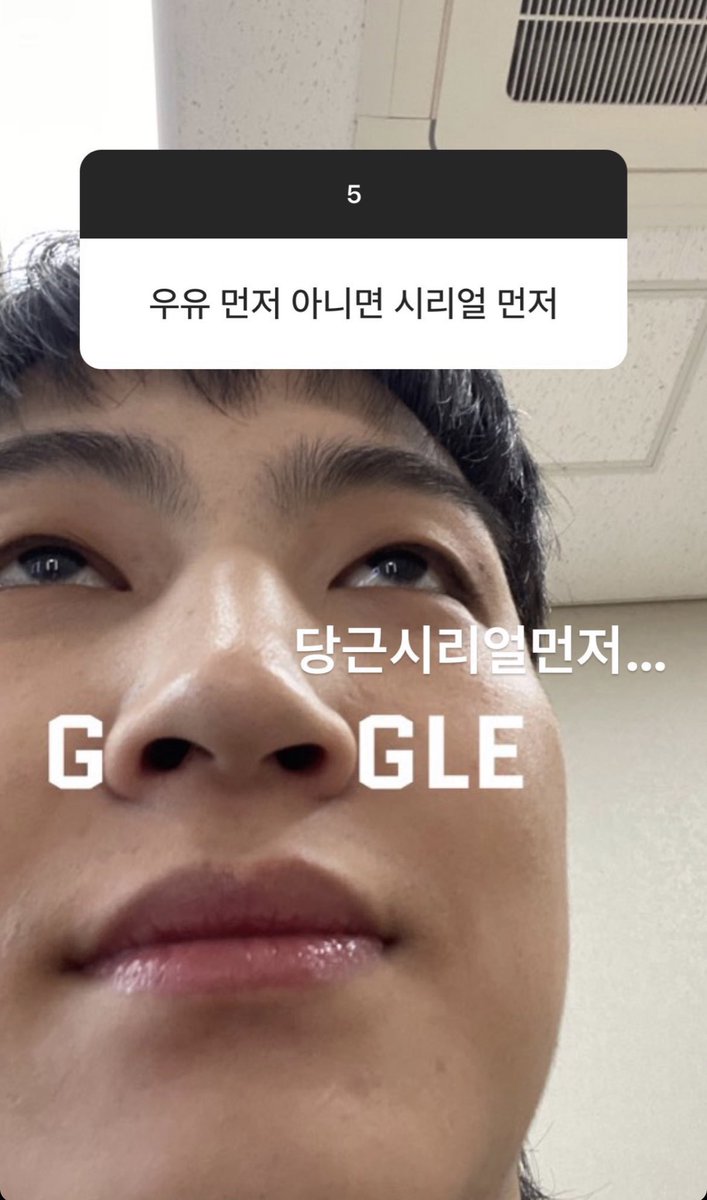 sevendless's tweet photo. Bambam has a copy of the original photo without the text? 😂

#GOT7 #갓세븐 @GOT7Official https://t.co/D8xePeRNzQ
