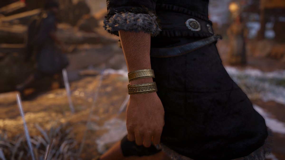 Jewelry of all sorts was worn by men and women alike: necklaces, bracelets, beads made of glass and metal hanging from brooches... Bronze, iron and silver were the most commonly used metals (the game got that right: you pay in silver!)