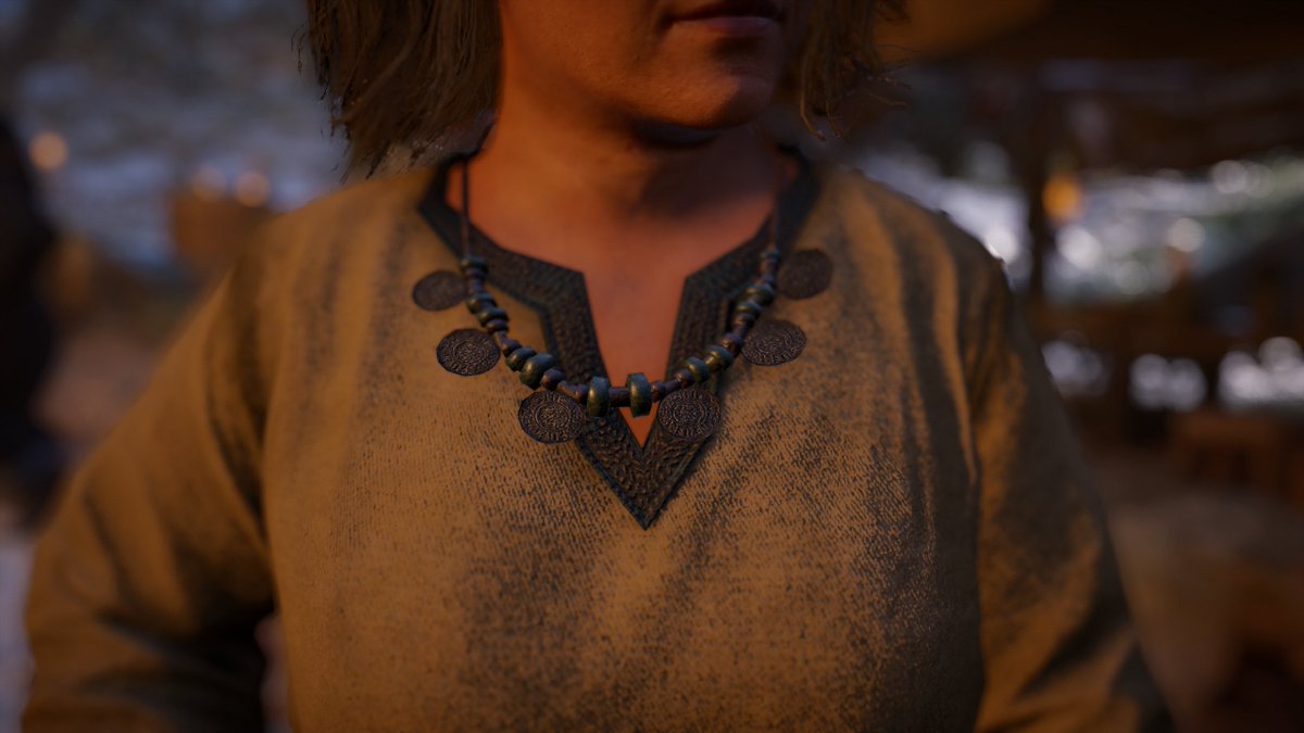 Jewelry of all sorts was worn by men and women alike: necklaces, bracelets, beads made of glass and metal hanging from brooches... Bronze, iron and silver were the most commonly used metals (the game got that right: you pay in silver!)