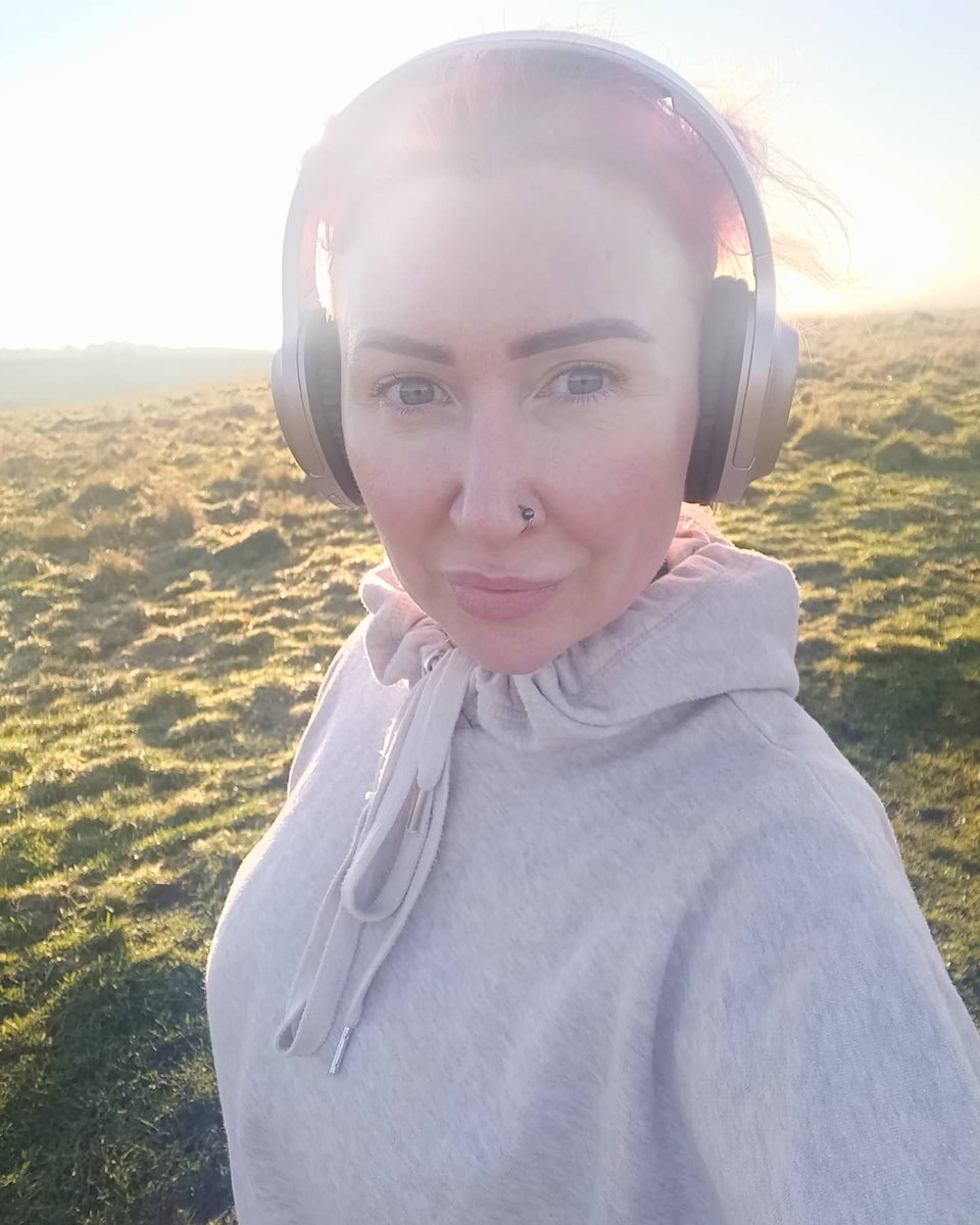 shellhogg1's tweet photo. First run of 2021 🎧💞 up the hills Rocky Balboa style as it's a tad Icy out there, feel amazing for it. #clearthemind #fitness #Edinburgh #offroadrun #takethefilteroff #lockdown2021 https://t.co/FMRIaYHbZD