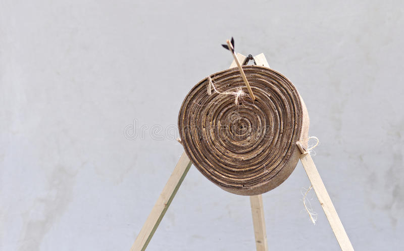 中 *truŋ-s (zhòng): hit the target