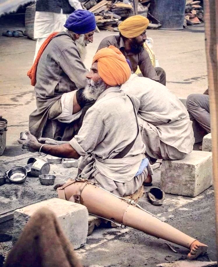 HarsimratBadal_'s tweet photo. Reports of Pb BJP leaders meeting with PM indicate there will be NO roll back of Agri laws.1000s farmers protesting in extreme chill but no GoI min visited them in 40 days! Not a line of condolence for 60 deaths in #MannKiBaat. So heartless! Dare one hope SC will deliver justice? https://t.co/qWrPduOeBR
