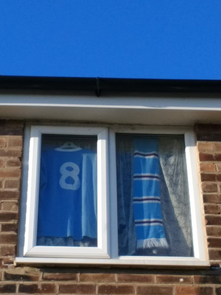 D4NNY_F0X's tweet photo. Dad’s tribute to the king. The blue sky adds to it brilliantly. 👑 💙#RIPColinBell #MCFC #ManCity https://t.co/ZUXf8faHv8