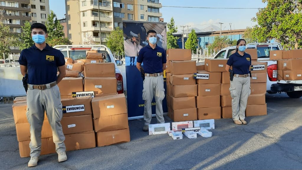PDI_CHILE's tweet photo. Detectives de la Brigada de Robos Centro-Norte detuvieron a dos hermanos por receptación. En el procedimiento se incautaron más de $21 millones en accesorios para computadores y materiales de gasfitería. Las especies se vinculan a 2 robos ocurridos en noviembre 2020 y enero 2021. https://t.co/cMr3gPurdt