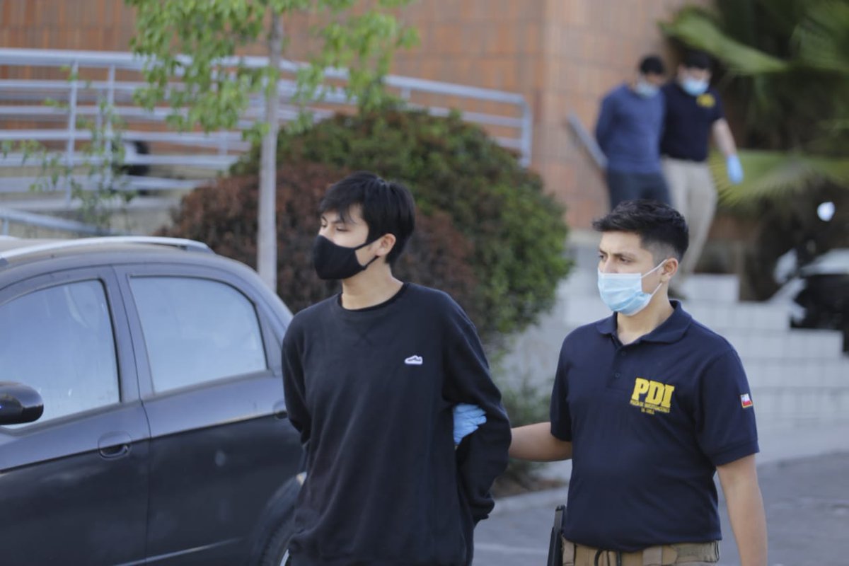 PDI_CHILE's tweet photo. Detectives de la Brigada de Robos Centro-Norte detuvieron a dos hermanos por receptación. En el procedimiento se incautaron más de $21 millones en accesorios para computadores y materiales de gasfitería. Las especies se vinculan a 2 robos ocurridos en noviembre 2020 y enero 2021. https://t.co/cMr3gPurdt