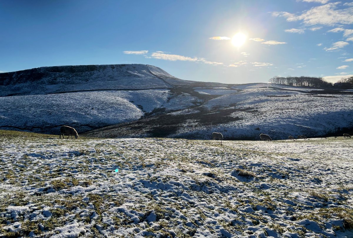 Claretherunner's tweet photo. Combs Moss looking fab on my run today. 13 miles done on the virtual @TheSpineRace 

@REDJanuaryUK ❤️#WinterWonderland #Snow #wednesdayThought #PositiveVibes #lockdown2021 #Running #PeakDistrict #Buxton #WinterSun #Beautiful #StaySafe #UkRunChat #LocalRun https://t.co/bUts7qnJ35