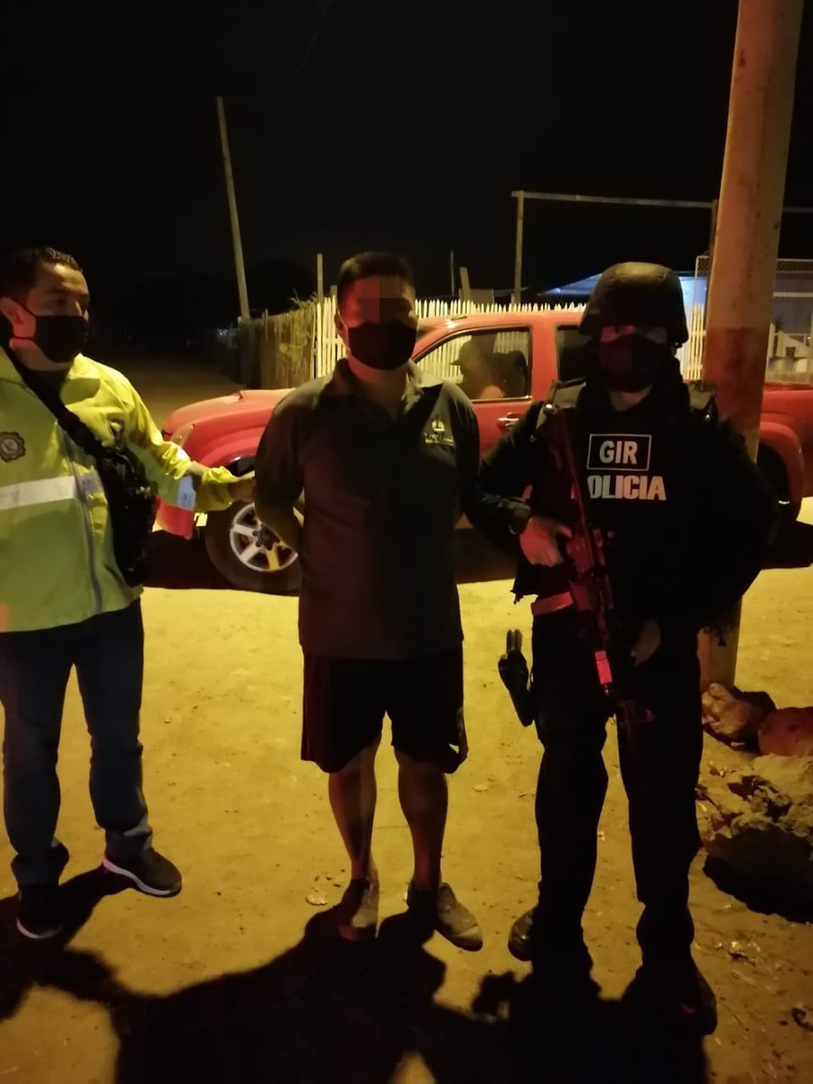 PoliciaEcuador's tweet photo. ESTA MADRUGADA ||

Operativo policial ejecutado en Los Bajos del Pechiche de #Montecristi #Manta, se ejecutaron dos allanamientos y se detuvo a J. Macías por tenencia ilegal de armas de fuego (un revólver, dos escopetas y cartuchos )
#GIR
#DirPolicíaJudicial https://t.co/MOLs4Nad9a
