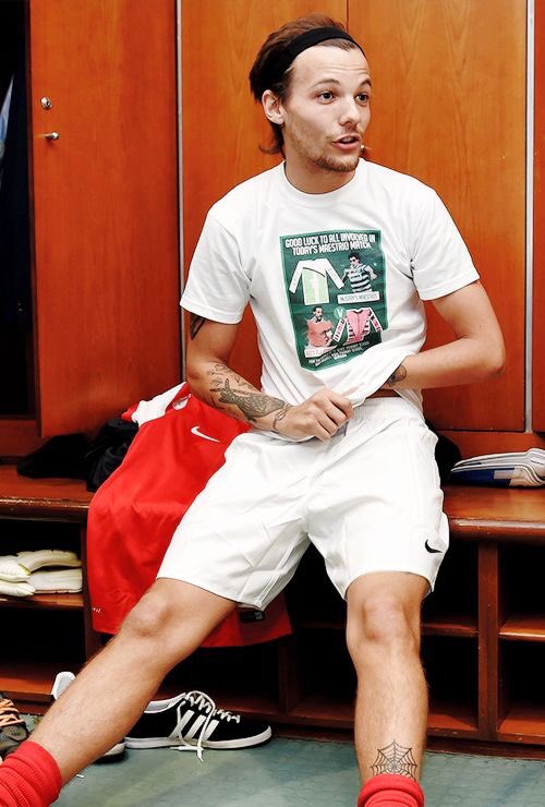 — football player louis tomlinson; a thread