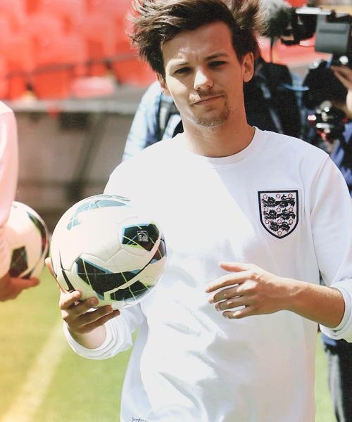 — football player louis tomlinson; a thread