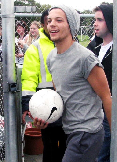— football player louis tomlinson; a thread