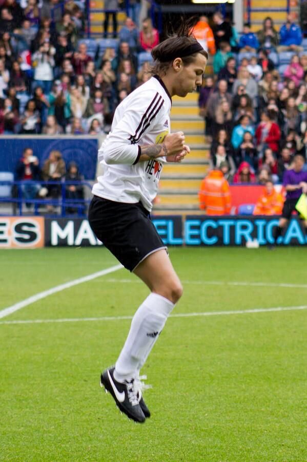— football player louis tomlinson; a thread