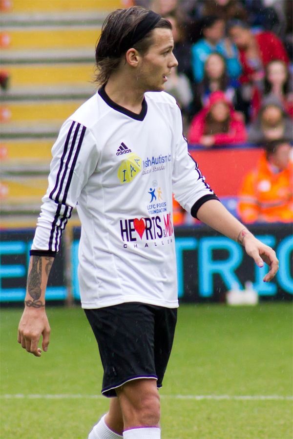 — football player louis tomlinson; a thread