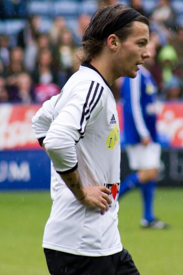 — football player louis tomlinson; a thread