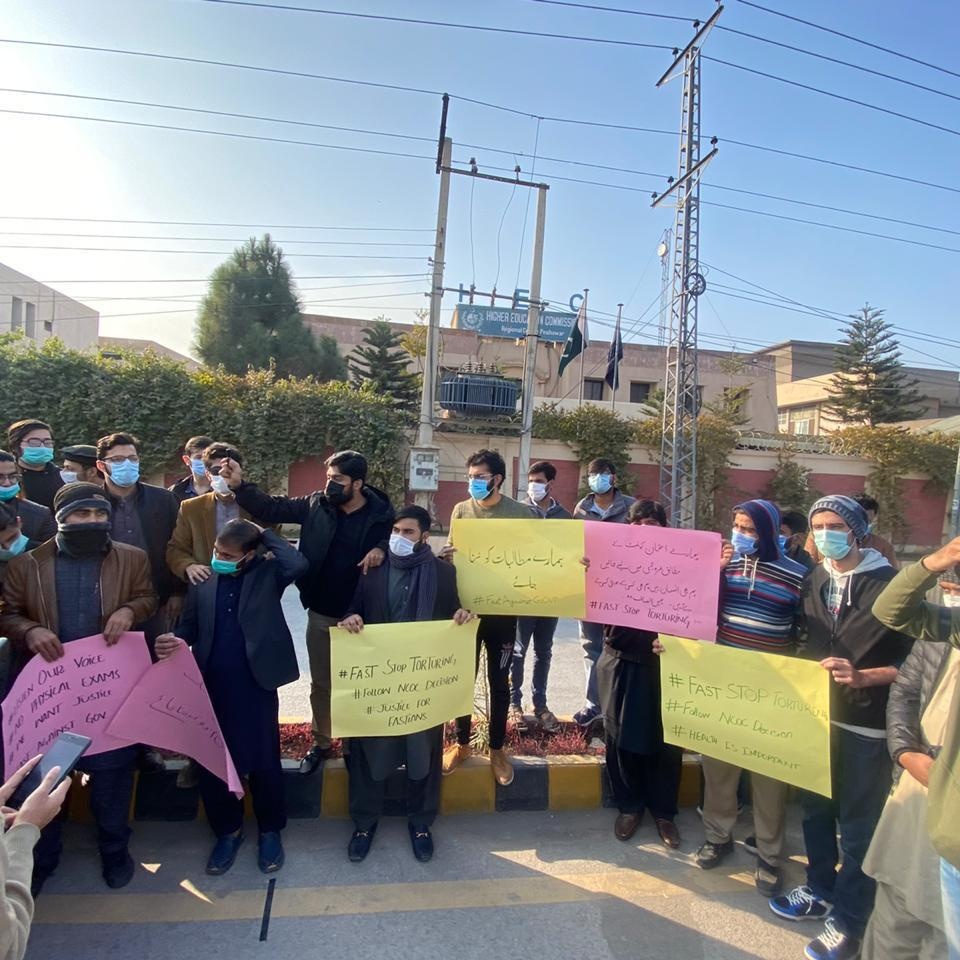 Muntazer_Rizvi's tweet photo. Fast is going against the govt decision and conducting exams from 13th of Jan. We want justice. We can't give final exams on such a short notice.
 #FastAgainstGOVT
@ImranKhanPTI 
@Shafqat_Mahmood 
@DrMuradPTI https://t.co/fXNHNYbCLW