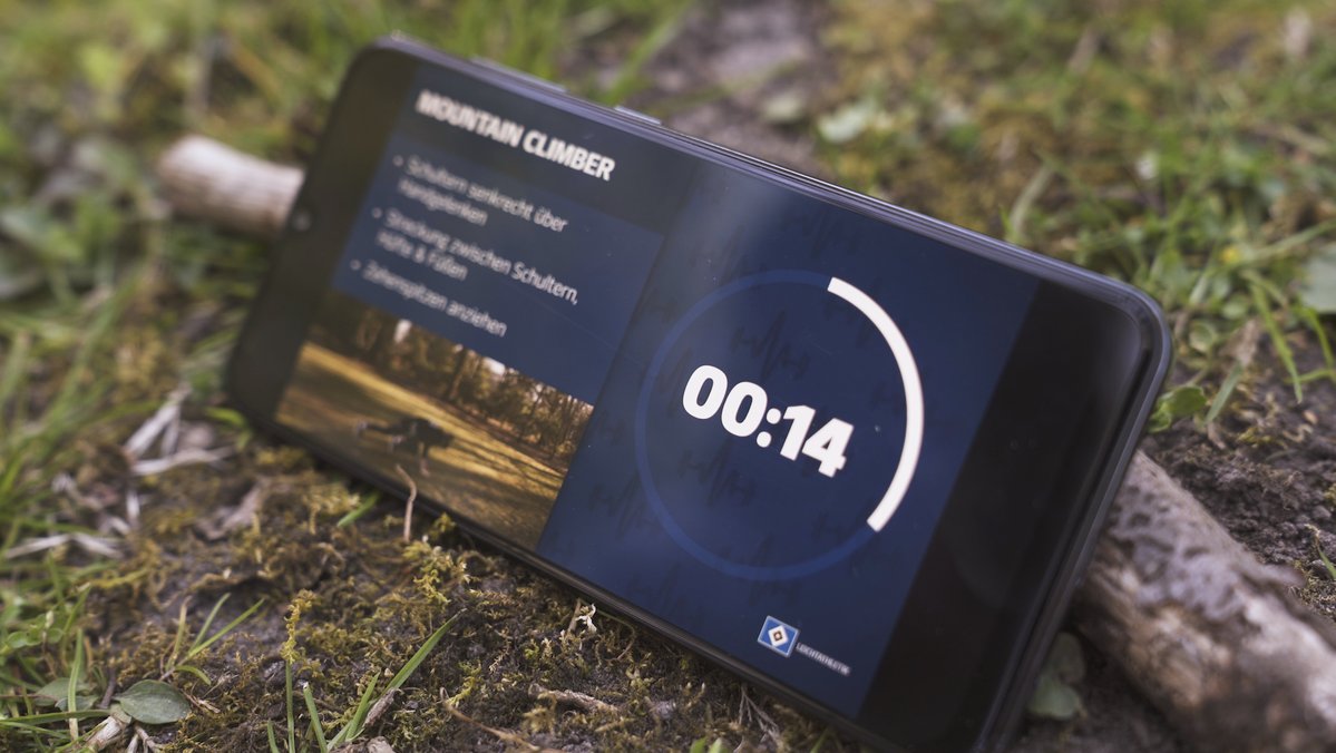 hsv_ev's tweet photo. Ihr möchtet trotz der Einschränkungen sportlich aktiv sein? 🤸‍♀️ Verschiedene #HSV-Abteilungen bieten im Rahmen des digitalen #Sportangebots virtuelle Trainingsmöglichkeiten an, die bequem von zu Hause absolviert werden können ➡️ https://t.co/dUYtPq4nAV 💪🔷

#nurderHSV https://t.co/BHZ6Gv3dzl