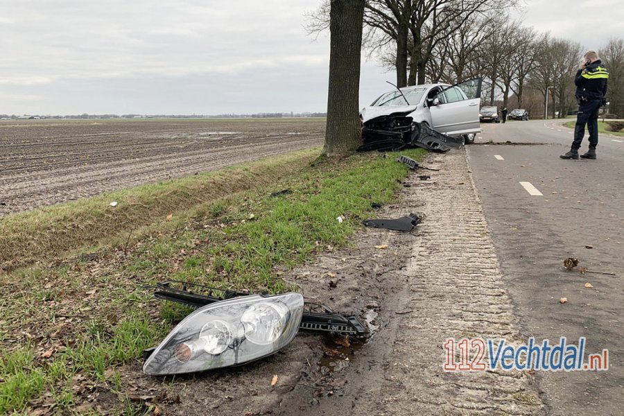 Automobilist in #Sibculo rijdt lantaarnpaal uit de grond en botst tegen boom. 112Vechtdal.