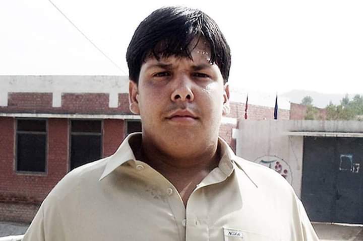Rational1dude's tweet photo. "My son made his mother cry, but saved thousands of mothers from dying"
- Father of #AitzazHassan
Salute to this young brave boy who saved the lives of almost 2000 kids from a suicide bomber who came to destroy his school. https://t.co/y7A0lF8qbW