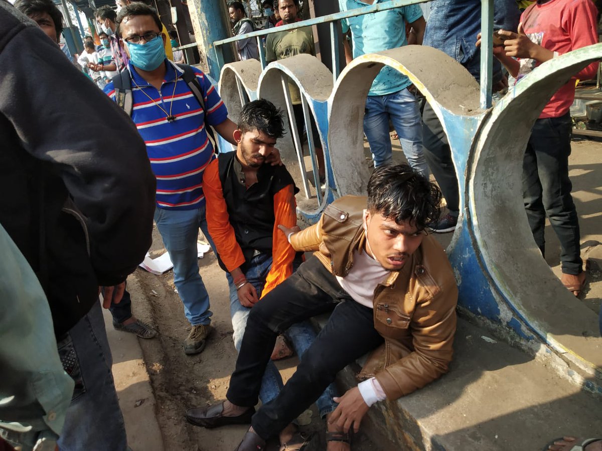 AbvpHowrah's tweet photo. During the peaceful rally, Mamta Didi's police brutally lathi-charged the karyakartas of @AbvpHowrah.
In which many karyakartas are seriously injured &amp; 25 karyakartas are arrested by Mamta Didi's police https://t.co/BagffkEl3M https://t.co/O40D3taEk3