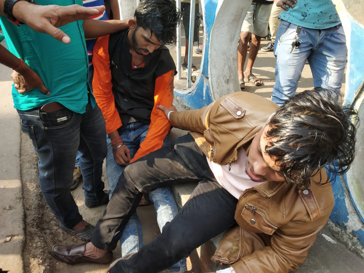 AbvpHowrah's tweet photo. During the peaceful rally, Mamta Didi's police brutally lathi-charged the karyakartas of @AbvpHowrah.
In which many karyakartas are seriously injured &amp; 25 karyakartas are arrested by Mamta Didi's police https://t.co/BagffkEl3M https://t.co/O40D3taEk3