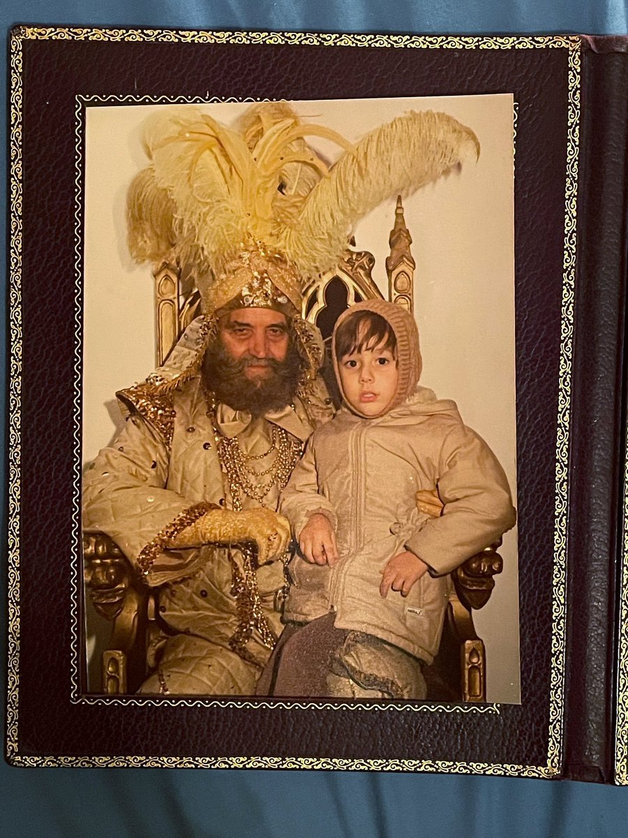 nopodemosmas's tweet photo. Os cuento. Anoche subí esta foto en la que salgo con un Rey Mago en El Corte Inglés de Goya. Según mi madre es como del 81. Enseguida me empezó a escribir gente a la que ese señor le sonaba de algo. https://t.co/LMN2eUqwaR