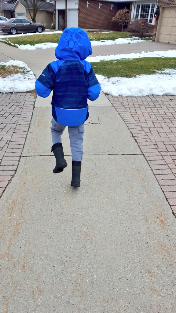 MrsLFoster's tweet photo. It is important to model healthy active living & balance in our day. During Nutrition Break today, my son and I went for a walk, which turned into a scavenger hunt & then running races. #feelingrejuvinated #turnoffthescreen @KenolliePS @mrs_shaw33 https://t.co/2azvqQQ3Fp