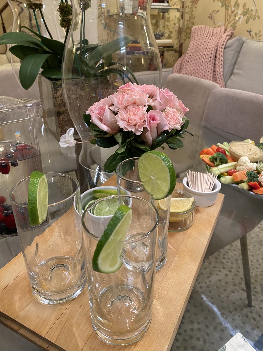 SonjatMorgan's tweet image. Thanks to @ericallera for these beautiful flowers and vase #PinkIsMyColor