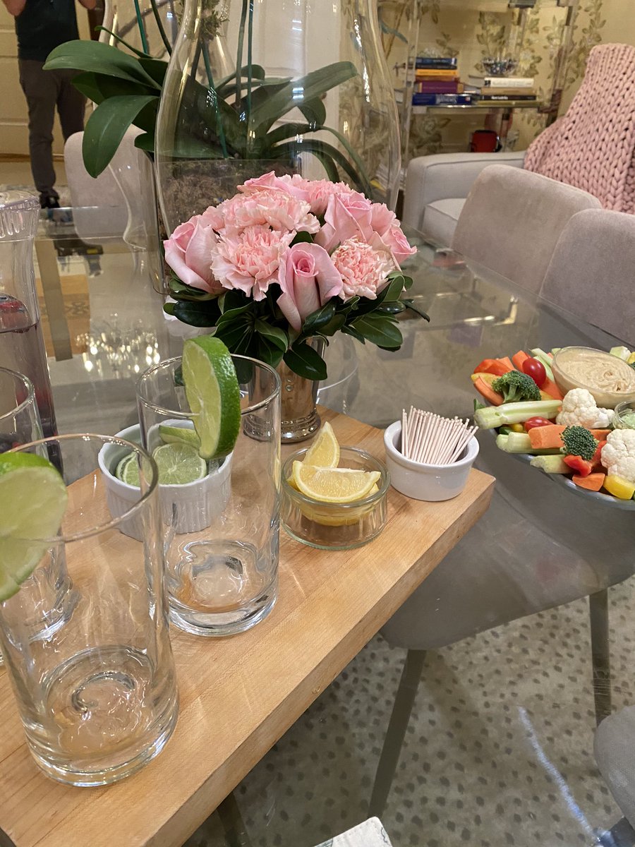 SonjatMorgan's tweet image. Thanks to @ericallera for these beautiful flowers and vase #PinkIsMyColor