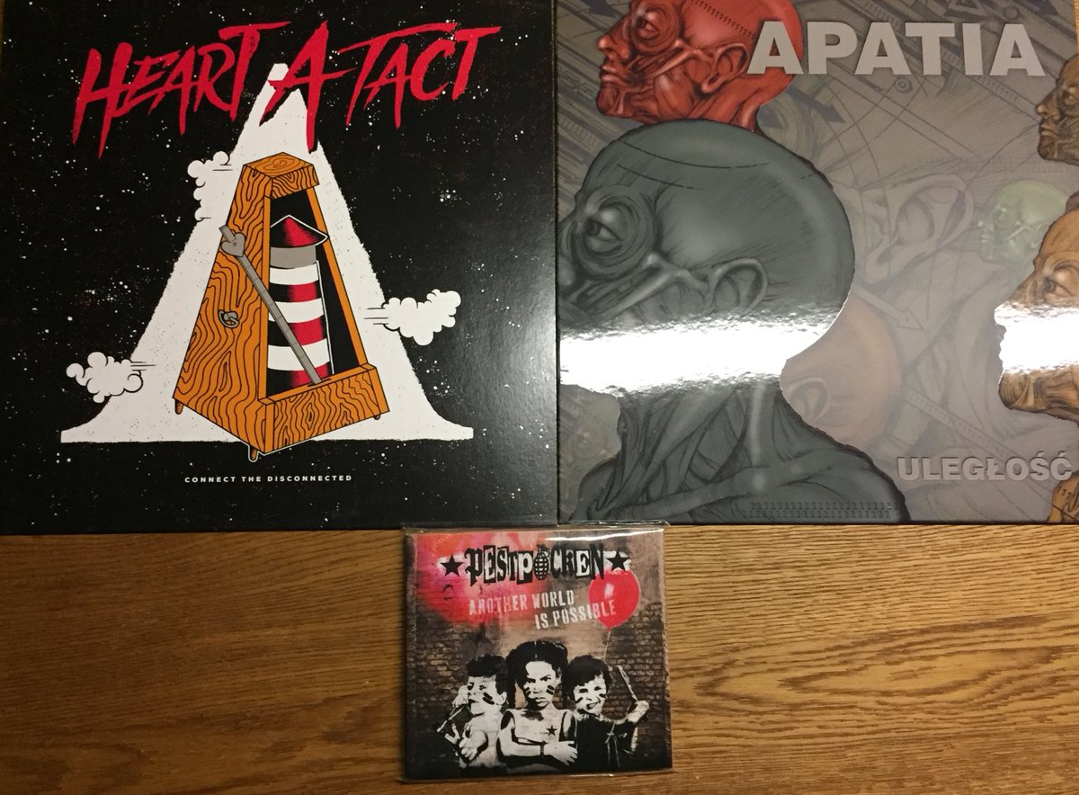 dominikpanek's tweet photo. Dotarła kolejna partia kupionych winyli 8-) Szkoda było nie skorzystać z 30 procentowej obniżki w #Abnegat 8-)
#punk #vinylcollection #vinylpunk #music #reggae #mojepłyty #Dezerter #StradomTerror #BędzieDobrze #Apatia #ZłodziejeRowerów #HeartAtact #PESTPOCKEN https://t.co/TjGY0kSMXV
