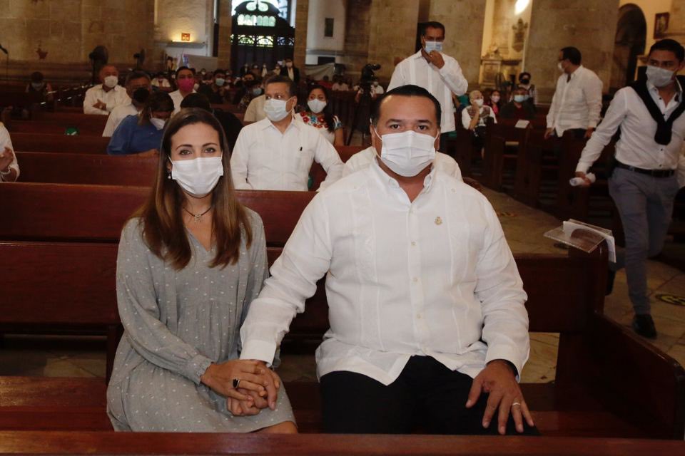 RenanBarrera's tweet photo. Hoy asistimos, junto a María Fritz Sierra, Secretaria General de Gobierno a la Solemne Celebración Eucarística oficiada por el Arzobispo Gustavo Rodríguez Vega en la Catedral de San Ildefonso, por el 479 Aniversario de Mérida.
¡Celebremos a nuestra bella ciudad! https://t.co/Z1V8xXZoBv