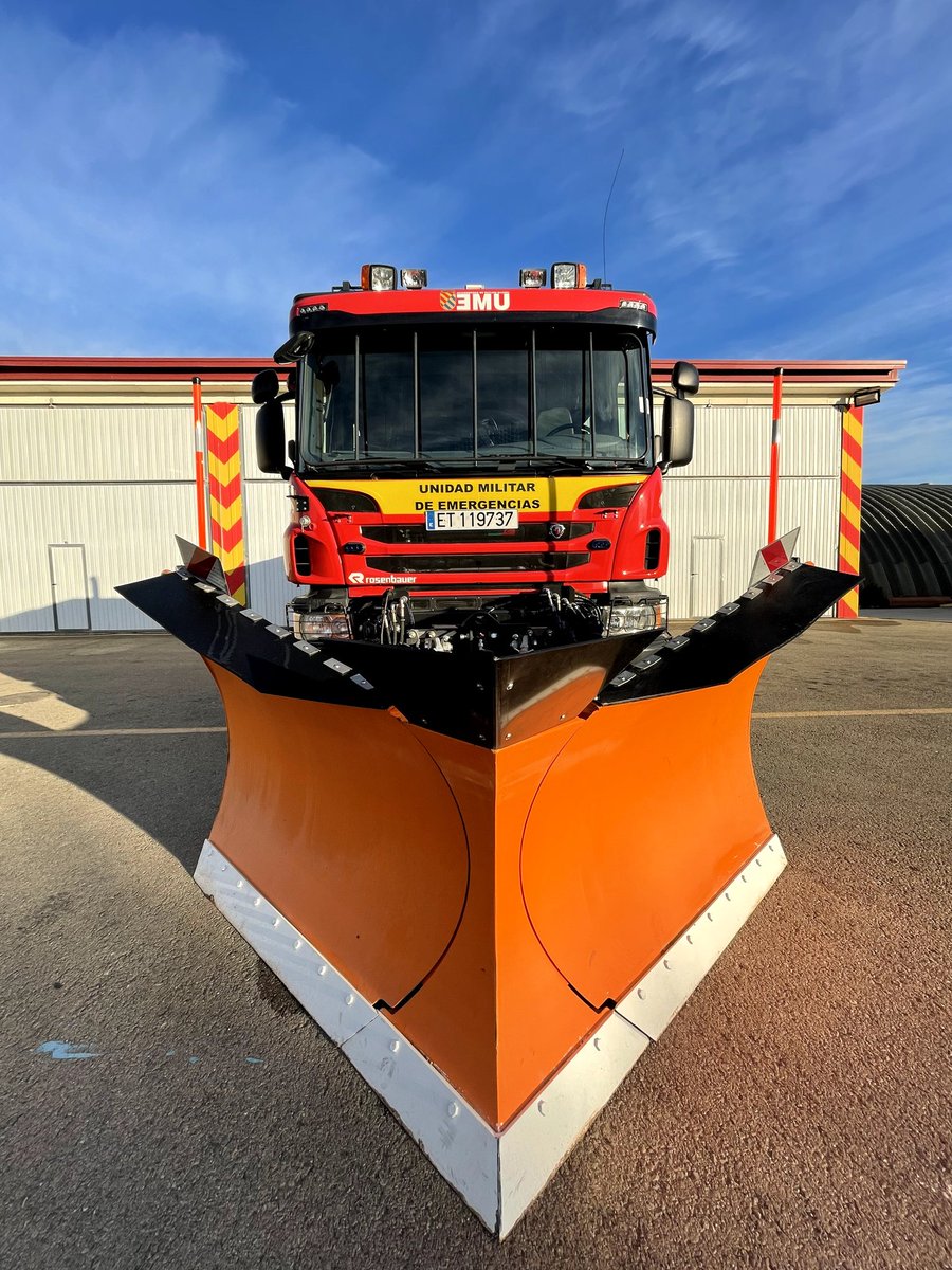 UMEgob's tweet photo. Ante los avisos de @AEMET_Esp por nevadas ❄️ y para acortar los tiempos de despliegue en caso de ser activadas, a lo largo del día se posicionarán unidades del #BIEM1(94 👥 y 39 🚒) en #Albacete.
Mañana unidades del #BIEM5 (71👥 y 20 🚒) lo harán en #Segovia https://t.co/nyhBkeYaIJ