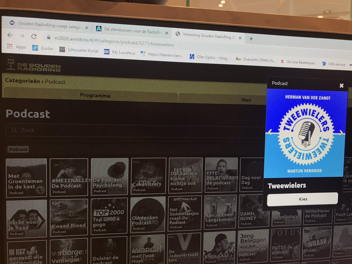 MauricevanGils's tweet photo. Succes mannen👍👊 Opkomstmuziek bij het ophalen van die award laat zich raden... #Bumper @radioring #podcasts @AVROTROS 
@hendriksmj @HermanvdZandt https://t.co/u38dkJygIf