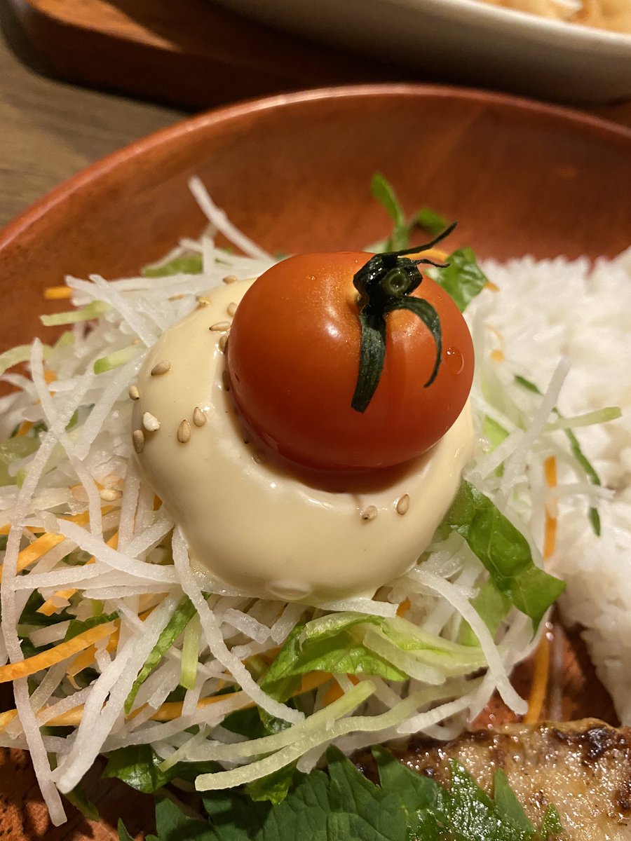 sora_2317's tweet photo. トマトに味あるのになんでドレッシング付けんの？？理解できん🧐 https://t.co/1oP4hKRuE3