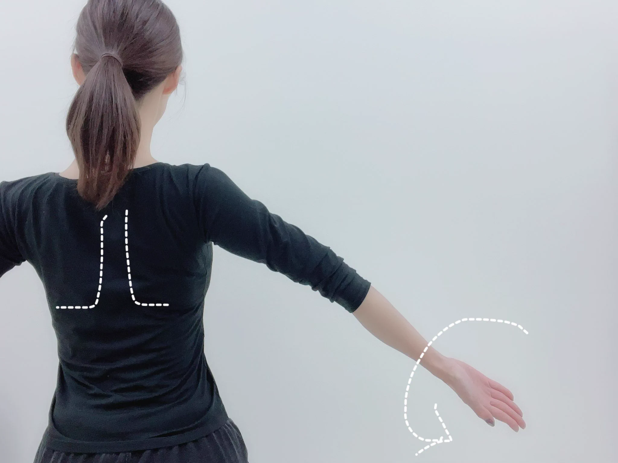 巻き肩で悩んでる人向け！胴体の厚みの見栄えが変わるストレッチ方法が話題！！