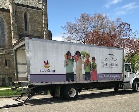 TrinitySpfldMA's tweet photo. The Food Bank of Western Massachusetts' Mobile Food Bank will be at Trinity United Methodist Church today from 1:30-2:30 p.m. in the Parking Lot. 

COVID-19-safe! Just drive through and our volunteers will load your food into your trunk. No car? No worries! We serve walkers, too! https://t.co/U95kVnY5yf