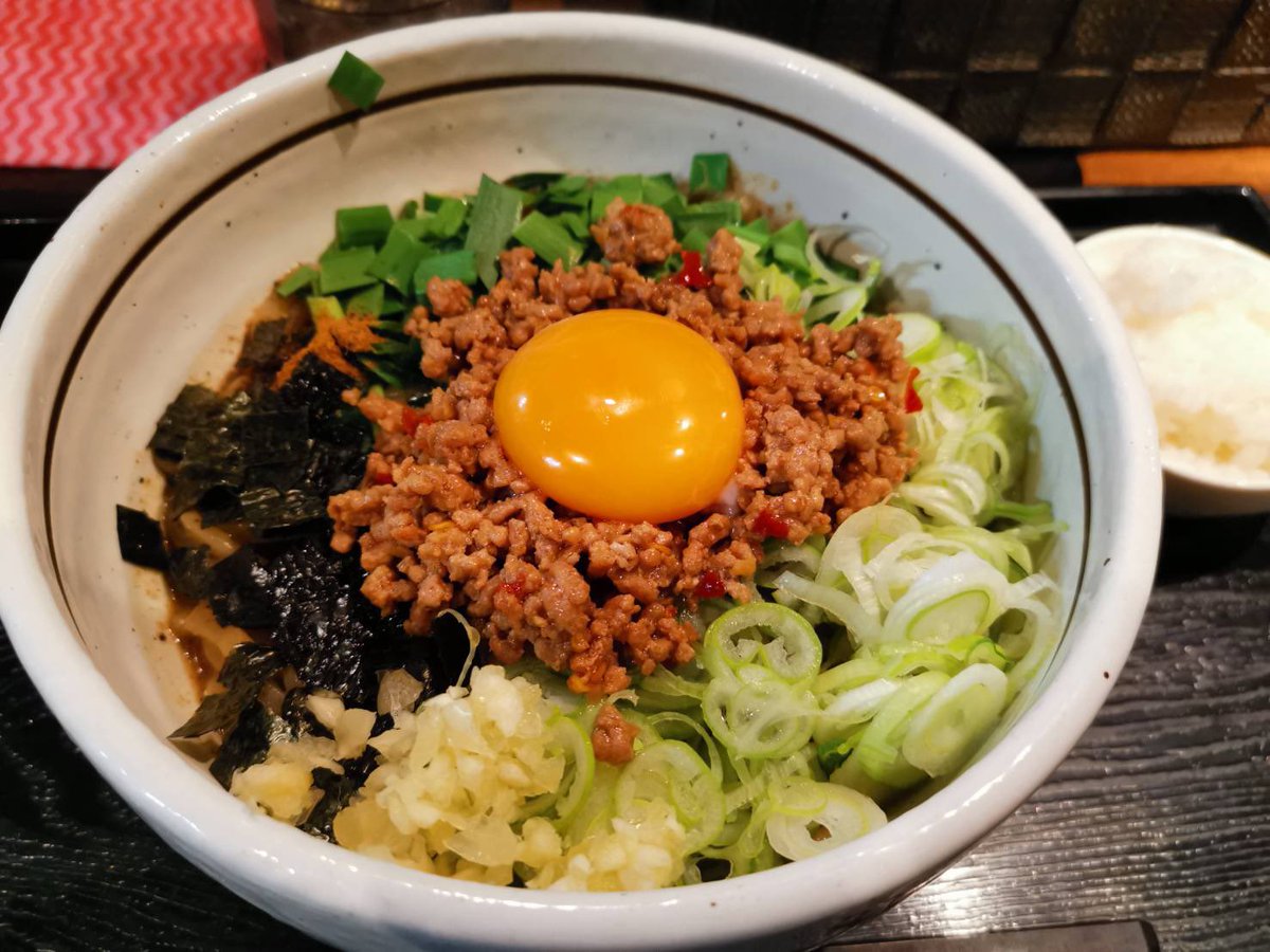 spr_ramenman's tweet photo. セルフ台湾まぜそば(名前無し)
出来たばかりの為、看板や名前はまだ無い。個人的に札幌で1番美味しい台湾まぜそばだ。
食べるラー油や酢を入れお好みにカスタマイズ。最後は追い飯を入れて食らう、もうたまらない。息は確実に臭くなるがマスク文化の今ならギリギリセーフか。リピート確定の一杯。 https://t.co/8w3MY2OGUu