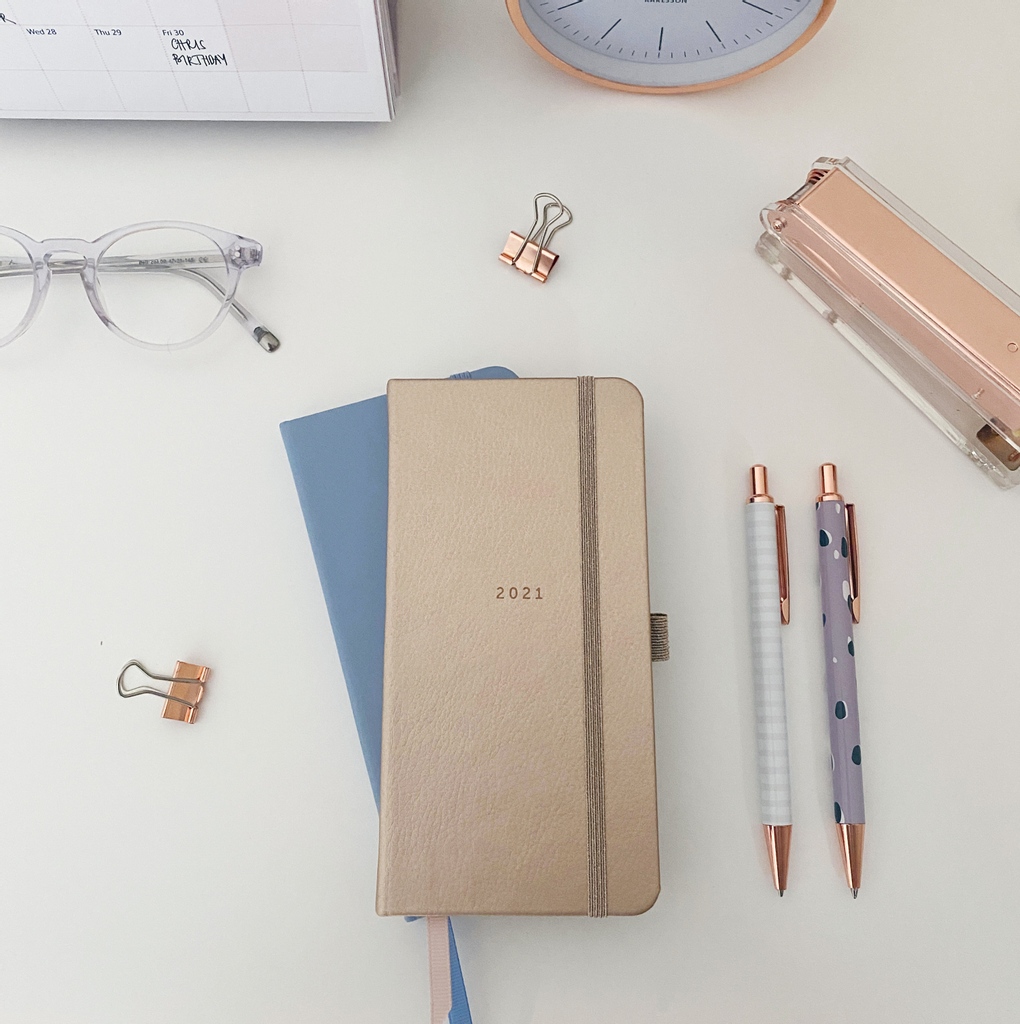 CleverBusyB's tweet photo. Our Winter Sale is almost over ❄️ It's the perfect time to get your 2021 diary with up to 40% off, including our gorgeous Slim Diaries 🤩

Shop now: https://t.co/KCJtryjCME https://t.co/p4ghMRFVzE